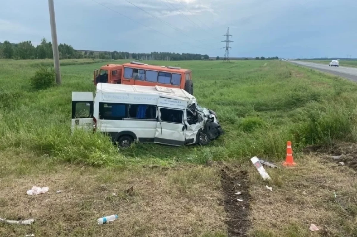 Появилось видео с места ДТП с микроавтобусом и грузовиком в Сибири